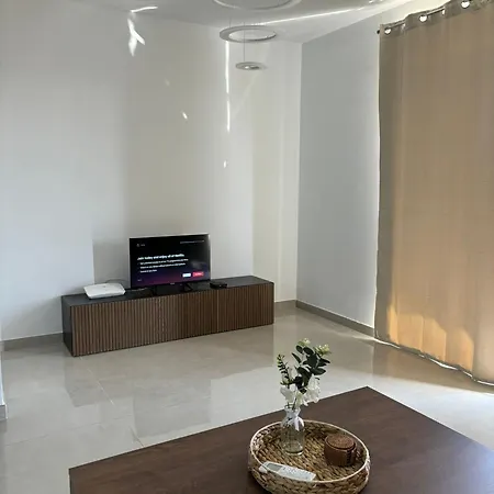 Luxe Living - Modern 3 Bedroom Apartment
